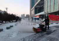 扫雪除冰保安全 齐心协力暖人心