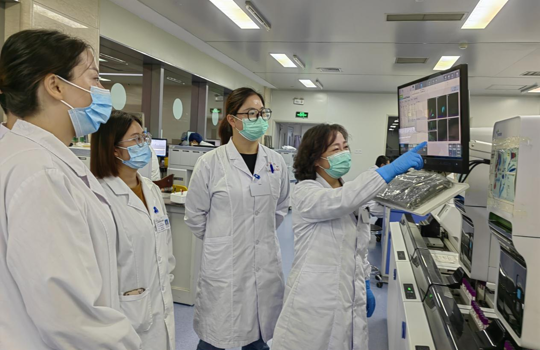 于方寸间探寻真相，在岁月里沉淀匠心 | 致敬检验科蒯秀琴老师荣休