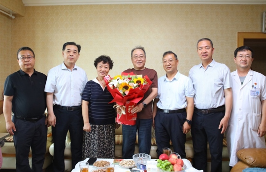校院领导“七一”前夕慰问医院退休老党员